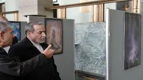 بازدید عراقچی از نمایشگاه آثار محمود فرشچیان در اروپا