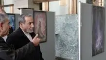 بازدید عراقچی از نمایشگاه آثار محمود فرشچیان در اروپا