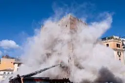 فرو ریختن بخشی از برج قرون وسطایی در مرکز رم ایتالیا+ ویدئو