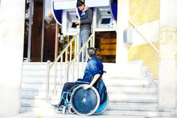 معلولان به زباله‌گردی و دست‌فروشی رو آورده‌اند