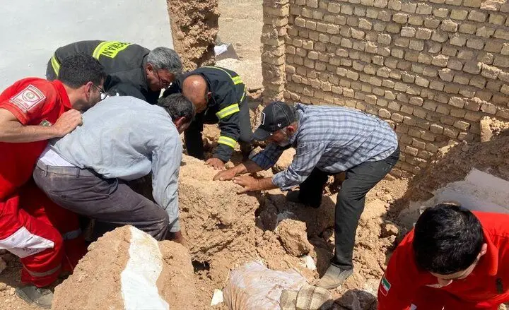 کارگر اصفهانی از زیر آوار جان سالم بدر برد