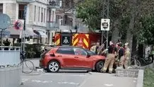 برخورد یک خودرو با چند عابر!