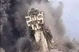 لحظه انهدام برج مراقبت دریایی چابهار + ویدئو