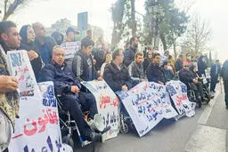 مسئولان به خانه‌های معلولان آمده و معضلات را از نزدیک ببینند
