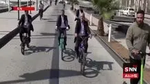 گلایه روزنامه زاکانی از دوچرخه‌سواری پزشکیان!