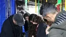 آموزش کار با تفنگ به دختران در میدان ونک تهران + عکس