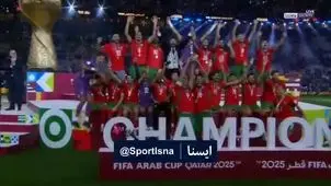 لحظه اهدای جام ملت‌های عرب به کاپیتان تیم ملی مراکش