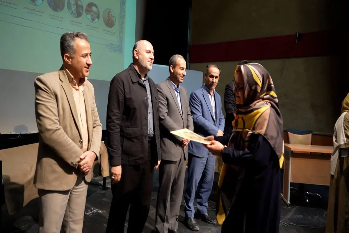تجلیل از 8 پیشکسوت و هنرمند هنرهای سنتی و صنایع‌دستی شهرستان همدان 