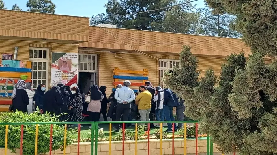 تجمع والدین در شیراز‌ در مخالفت با حضوری‌شدن مدارس
