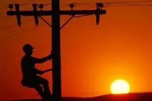توانیر: روزهای داغ و سخت برق ادامه دارد