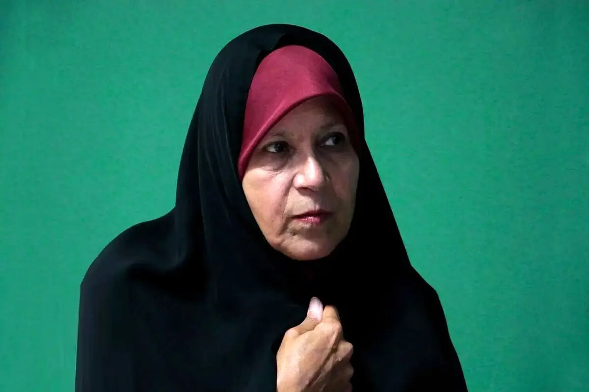 فائزه هاشمی در حال گفت‌وگوی جدی در یک مراسم غیررسمی + عکس