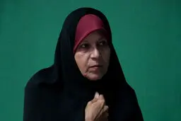 فائزه هاشمی در حال گفت‌وگوی جدی در یک مراسم غیررسمی + عکس