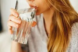 یک تحقیق جدید درباره نیاز زنان به ۱۲ لیوان آب در روز