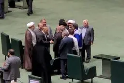 تشنج در صحن پارلمان در بدو ورود وزیر کشور به مجلس / نظری، نماینده خلخال: به نشانه اعتراض به حضور وحیدی، جلسه را ترک می‌کنم

