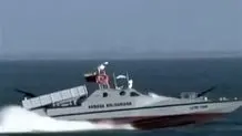روزنامه سان: ایران فیلمی از هجوم پهپاد‌ها و قایق‌های تندروی خود به یک کشتی جنگی آمریکایی منتشر کرده

