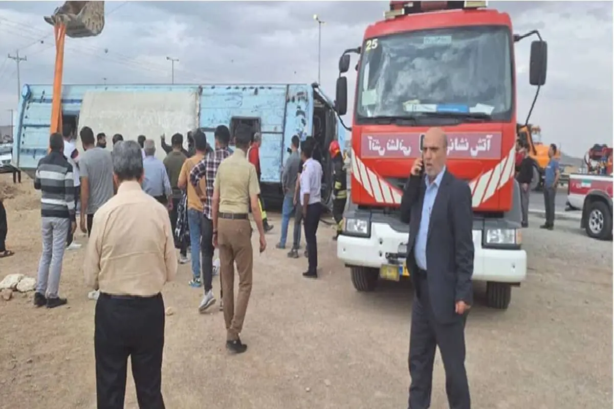 واژگونی اتوبوس در اصفهان با ۱۵ مصدوم