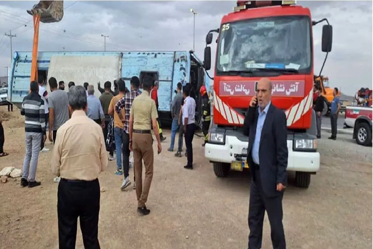 واژگونی اتوبوس در اصفهان با ۱۵ مصدوم