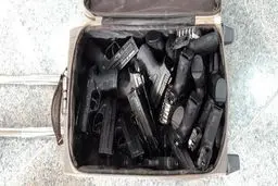 کشف ۱۵ اسلحه جنگی کلت از چمدان ۲ مسافر در جاده نی ریز