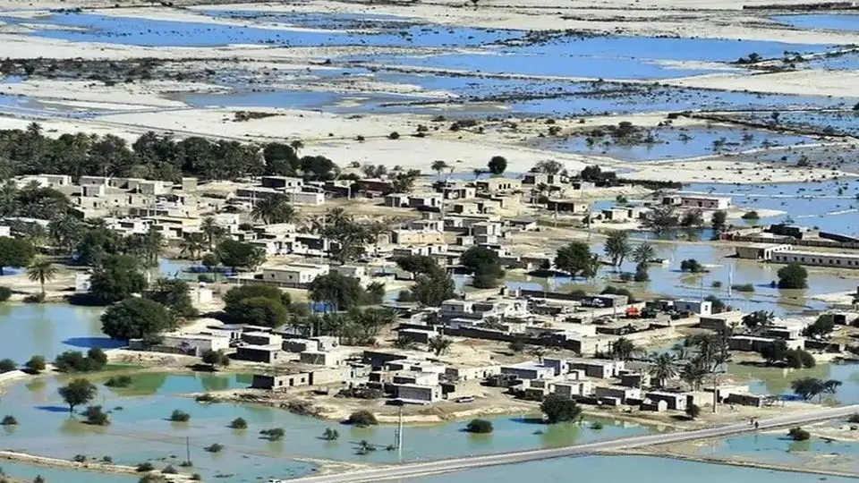 بعد از گذشت چند روز از سیل سیستان، کماکان چندین جاده مسدود است و برخی از روستا‌ها هیچ ارتباطی ندارند