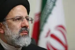 استقبال مادر ابراهیم رئیسی از پیکر فرزندش در فرودگاه مشهد/ ویدئو و عکس