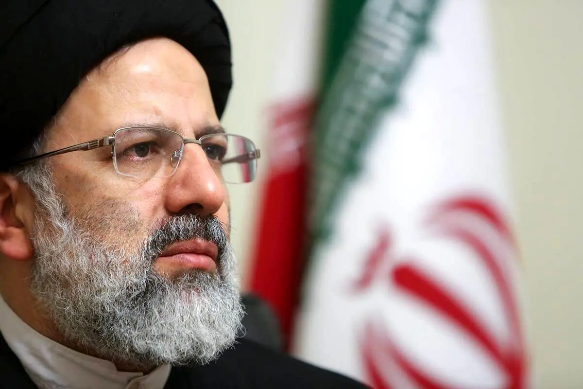 استقبال مادر ابراهیم رئیسی از پیکر فرزندش در فرودگاه مشهد/ ویدئو و عکس