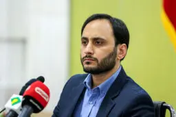 اقدام عجیب سخنگوی دولت در نشست خبری خود/ نماد آمریکا بالاتر از پرچم ایران!/ عکس

