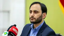 اقدام عجیب سخنگوی دولت در نشست خبری خود/ نماد آمریکا بالاتر از پرچم ایران!/ عکس

