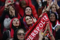 زنان پرسپولیسی به ورزشگاه می‌روند