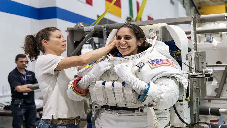 فضانورد زن ایرانی وارد ایستگاه فضایی کندی شد/ عکس