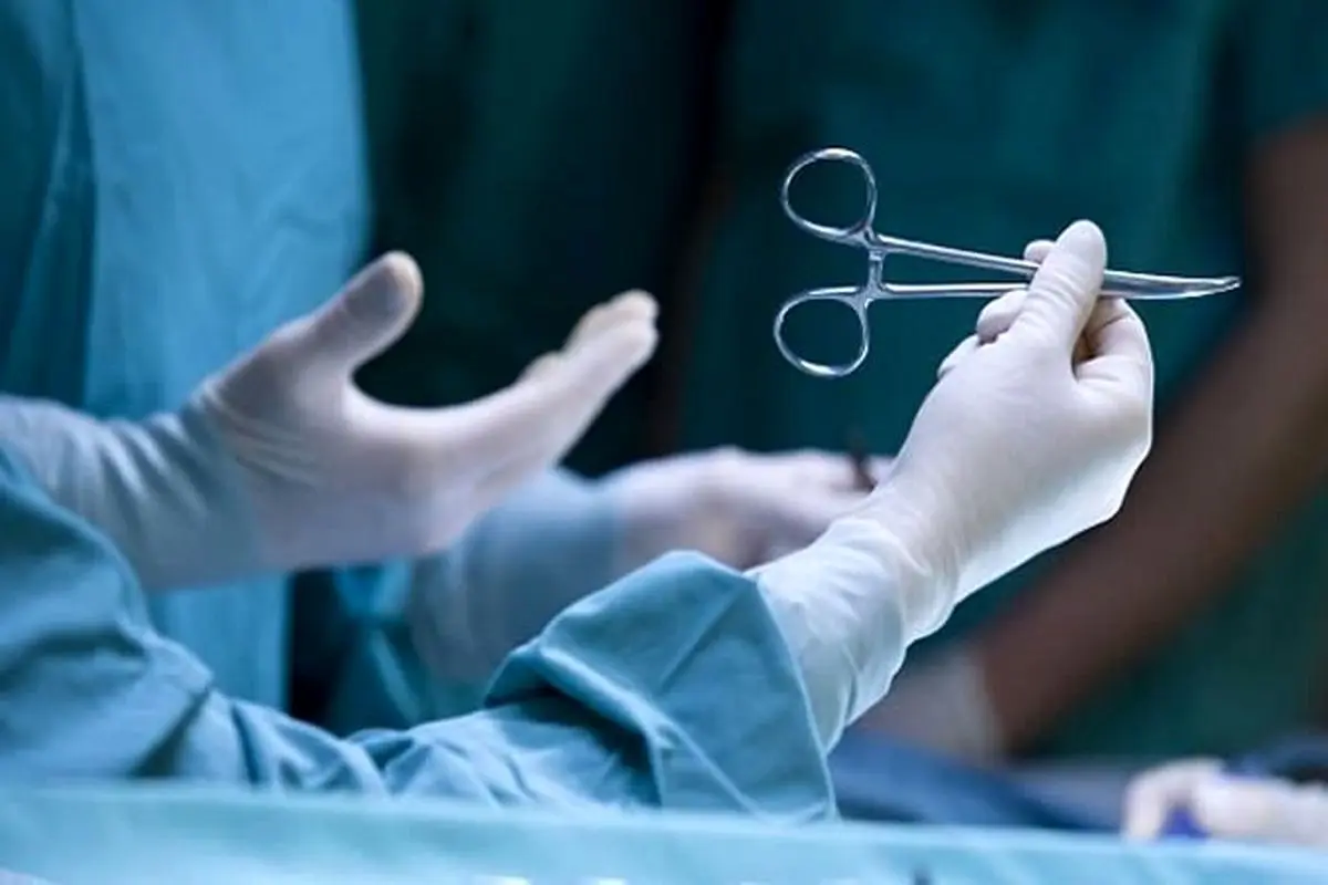 قصور پزشکی دختر ۱۰ ساله را به کما برد و جان پدر را گرفت

