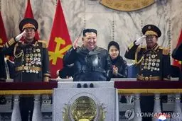 دختر رهبر کره‌ شمالی در حال تماشای رژه نظامی در کنار کیم جونک اون + عکس