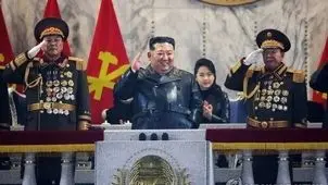 دختر رهبر کره‌ شمالی در حال تماشای رژه نظامی در کنار کیم جونک اون + عکس