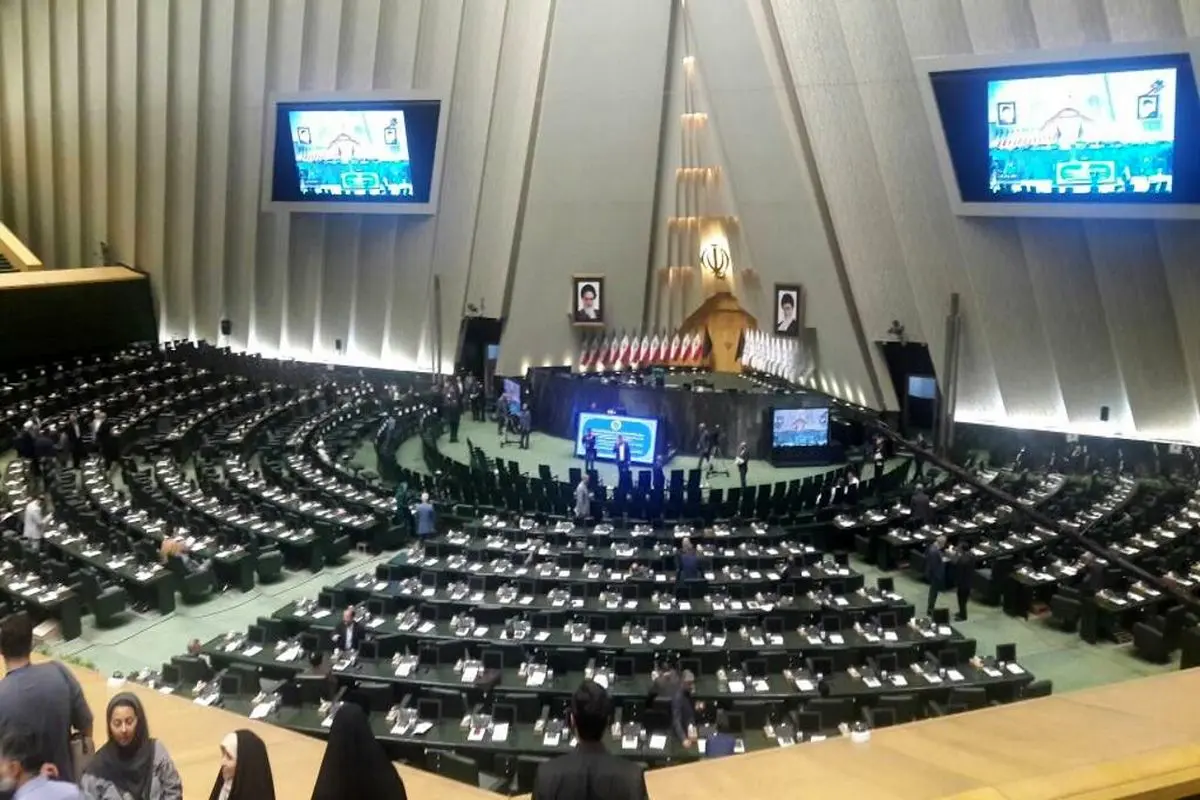 کدام مقامات و شخصیت‌ها در مراسم افتتاحیه مجلس دوازدهم حضور یافتند؟/ ویدئو