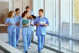 پزشکان و پرستاران در دبی چقدر درآمد دارند؟