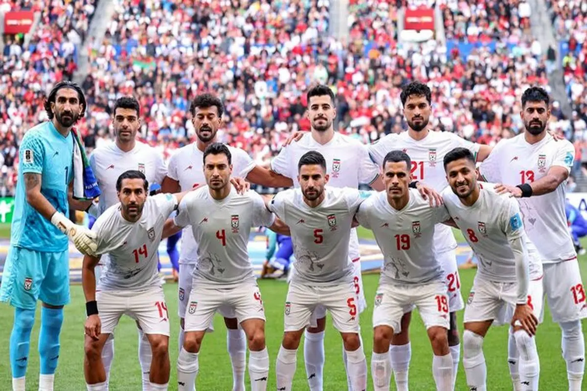 چرا بازیکنان ایران مچ بند مشکی دارند؟ + حواشی بازی ایران مقابل مصر از بنر عجیب بیرانوند تا رفتار محمد صلاح و طارمی هنگام ورود به زمین