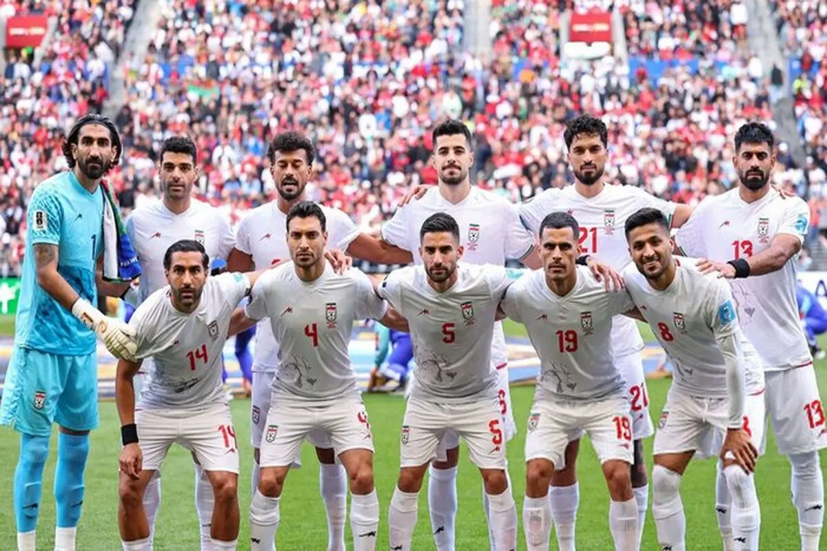 چرا بازیکنان ایران مچ بند مشکی دارند؟ + حواشی بازی ایران مقابل مصر از بنر عجیب بیرانوند تا رفتار محمد صلاح و طارمی هنگام ورود به زمین