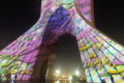 تصویر جالب از برج آزادی در روز مادر