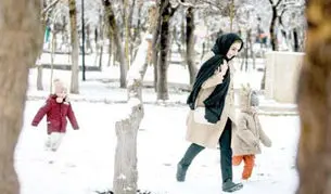 رقص و شادی جمعی در برف
