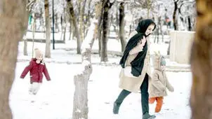 رقص و شادی جمعی در برف
