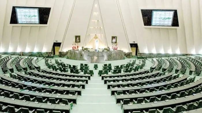بهارستان‌ پشت مانیتور
