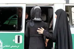 «برخورد» حجاب می‌آورد؟