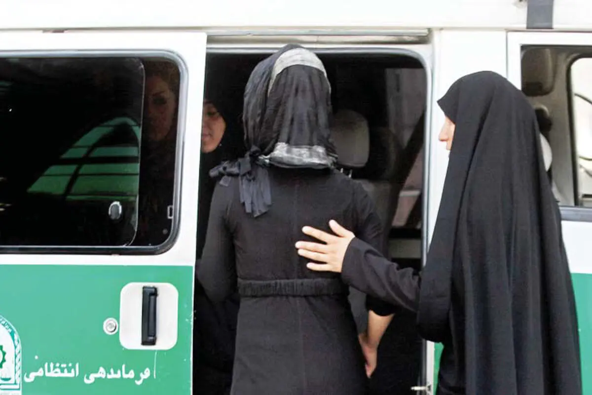 «برخورد» حجاب می‌آورد؟