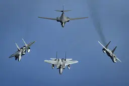 ناوشکن آمریکایی موشک حوثی‌ها را ساقط کرد