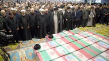 اقامه نماز رهبر انقلاب بر پیکر ابراهیم رئیسی و همراهانش/ ویدئو و عکس