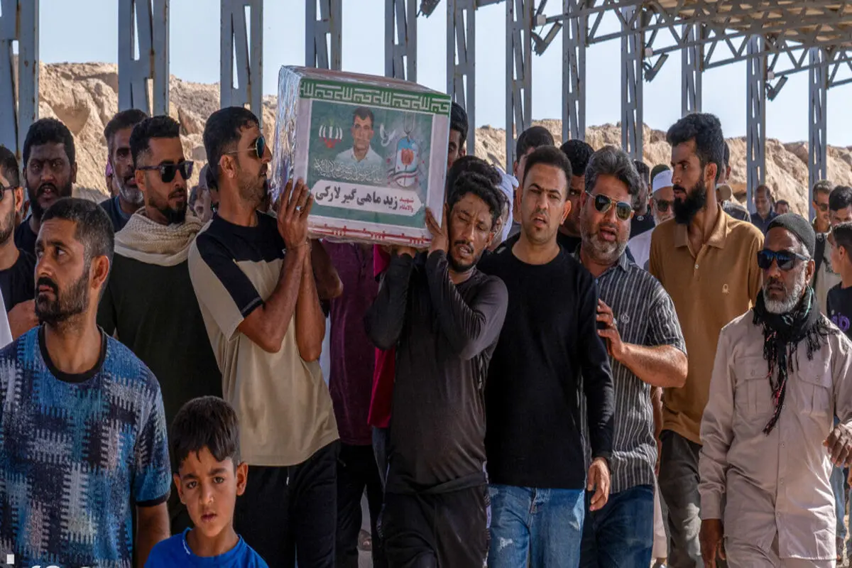 تشییع پیکر صیاد شهید در دریا + عکس