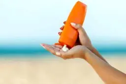 بهترین کرم ضد آفتاب و آبرسان ایرانی برای پوست شما