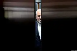 استایل متفاوت محمدجواد ظریف در مراسم تشییع‌پیکر شهدای جنگ ۱۲روزه اسرائیل علیه ایران + عکس