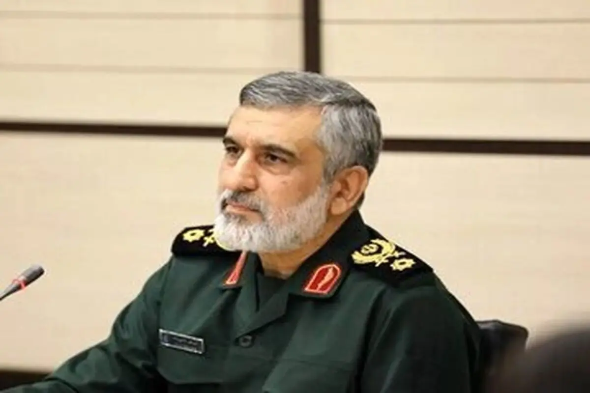 تصویر دیده نشده از شهید حاجی‌زاده در کنار رهبر شهید