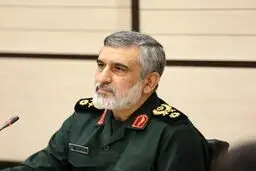 تصویر دیده نشده از شهید حاجی‌زاده در کنار رهبر شهید