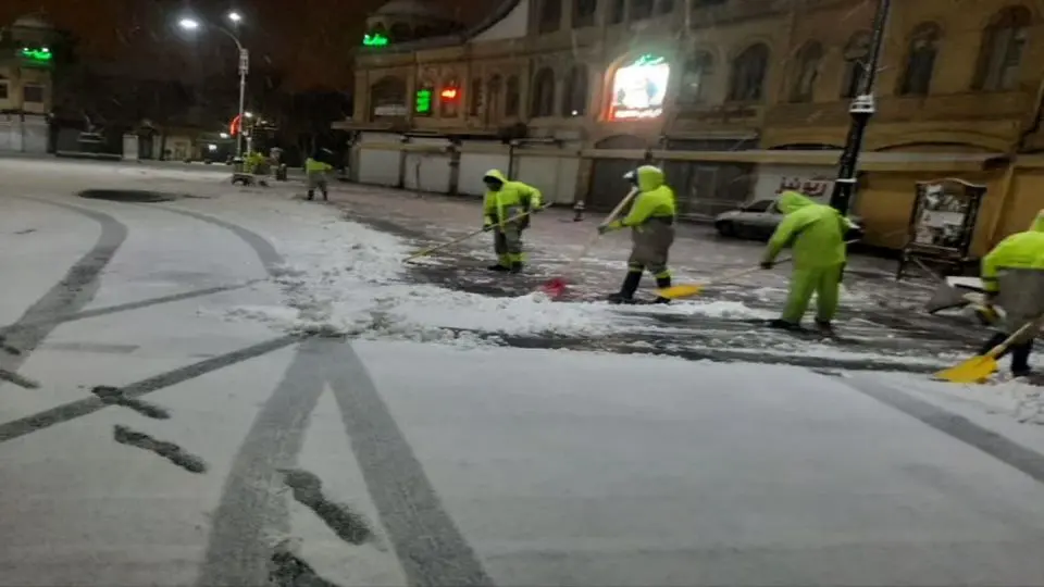 آماده باش کامل نیروهای خدمات شهری در ساعت‌های آغازین بارش برف